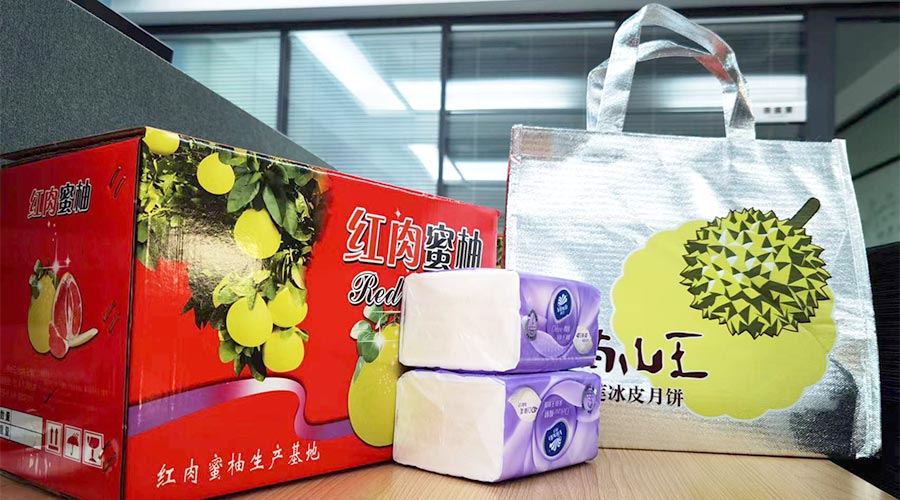 迎中秋 送關懷！金環(huán)電器給員工們派發(fā)中秋禮包