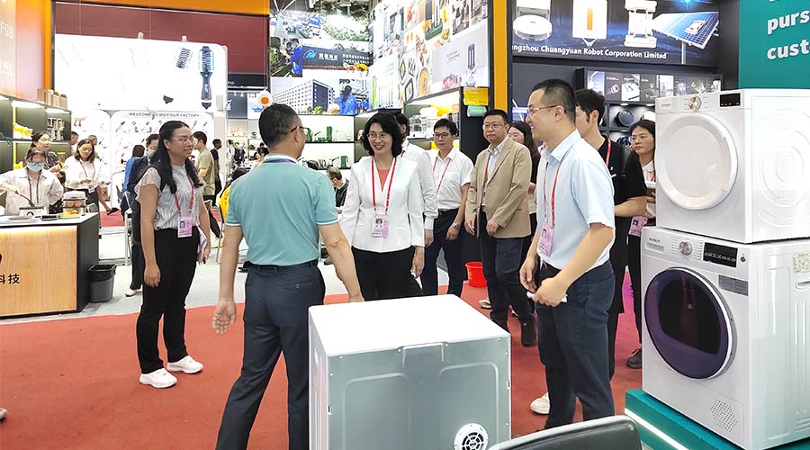 廣交會迎來大咖！江門市市長親臨金環(huán)電器展位參觀交流