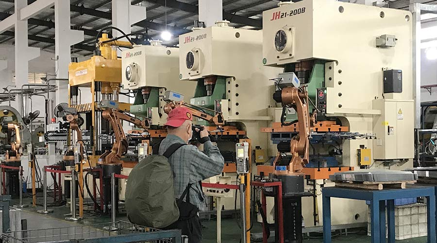 江門(mén)市攝影協(xié)會(huì)蒞臨金環(huán)電器拍攝交流  用鏡頭見(jiàn)證實(shí)力！